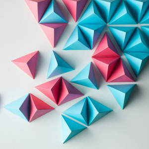 老头扒开粉嫩的小缝亲吻莫娜图片
