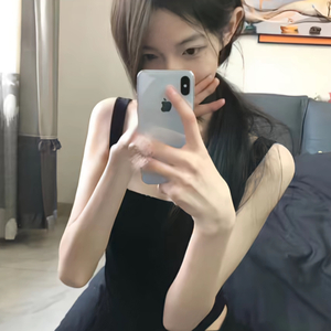 老头扒开粉嫩的小缝亲吻莫娜图片
