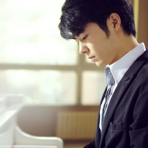 老头扒开粉嫩的小缝亲吻莫娜图片
